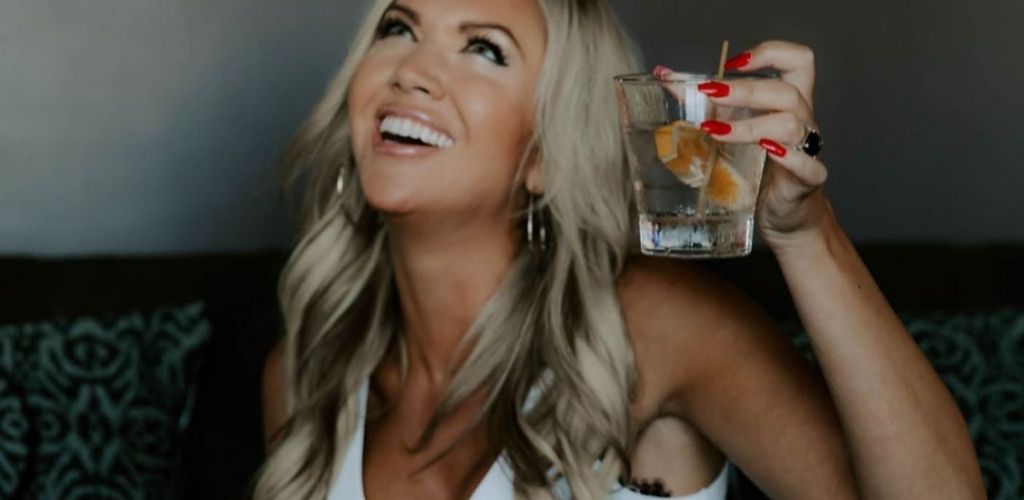 A hot Oklahoma cougar holding a drink at O Bar