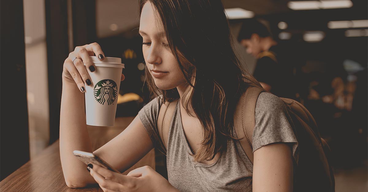 Barista desplazándose por los textos