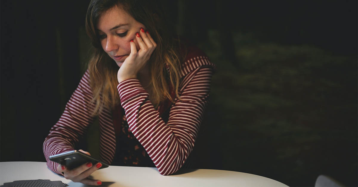 Fille célibataire lisant un premier texte