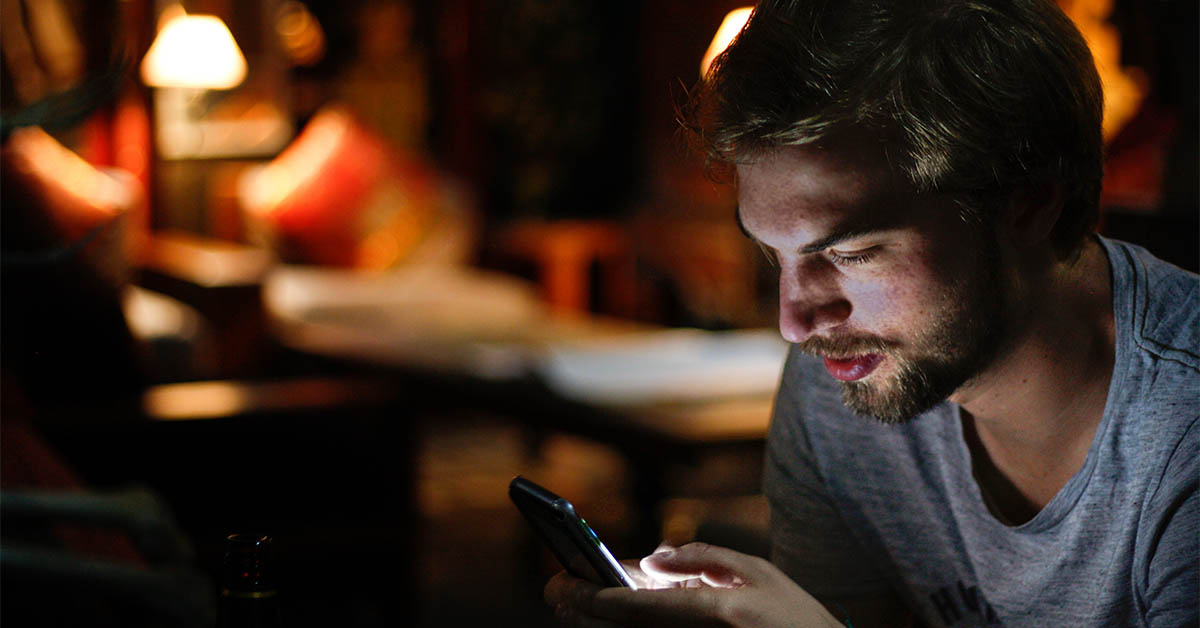 Un gars qui écrit un premier texto