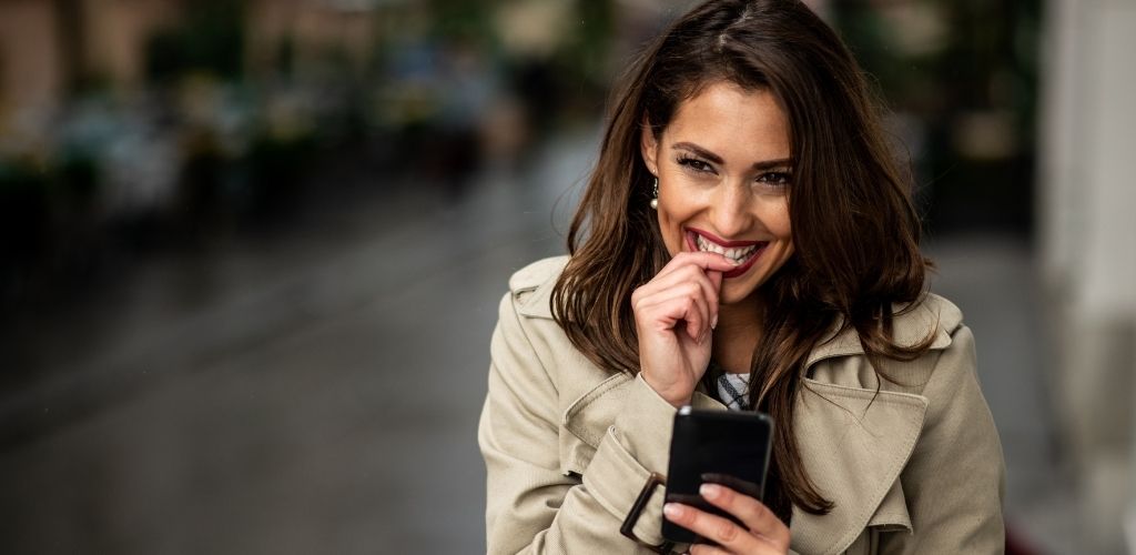 Une fille rougissant et excitée par le texte