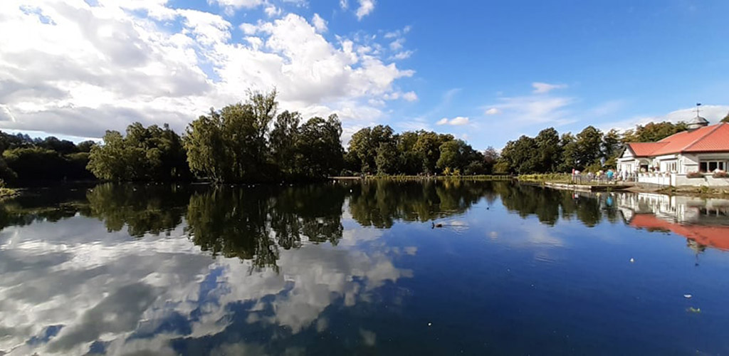 The tranquil lake of Rouken Glen Park