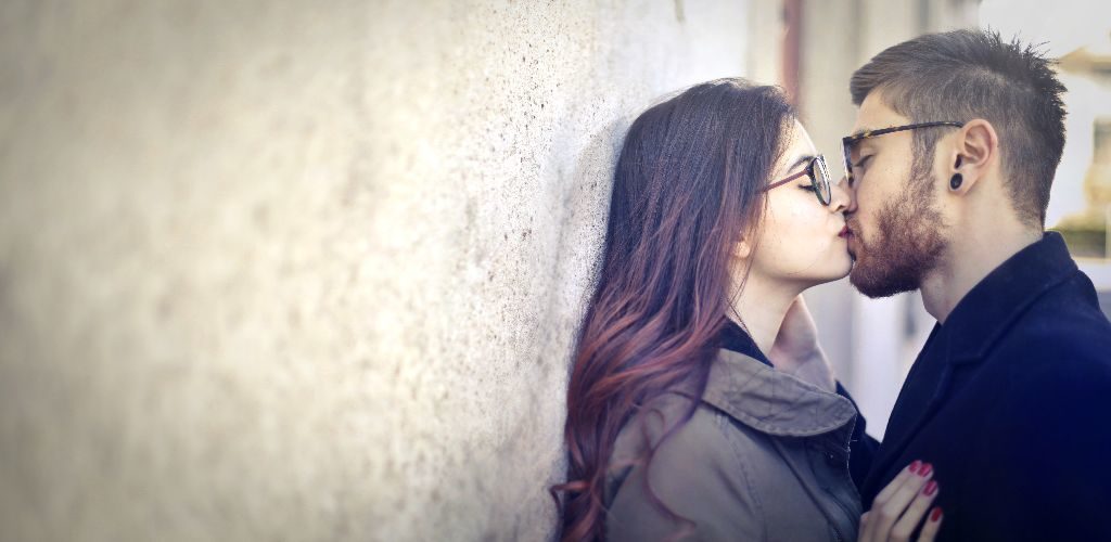 5 Thoughts a girl has after her first kiss - know what really goes on in  her mind