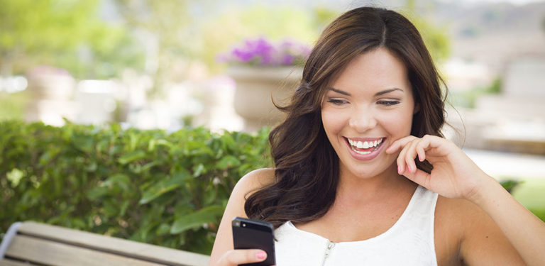 7 Ways To Tell If A Girl Likes You Online To Look Out For