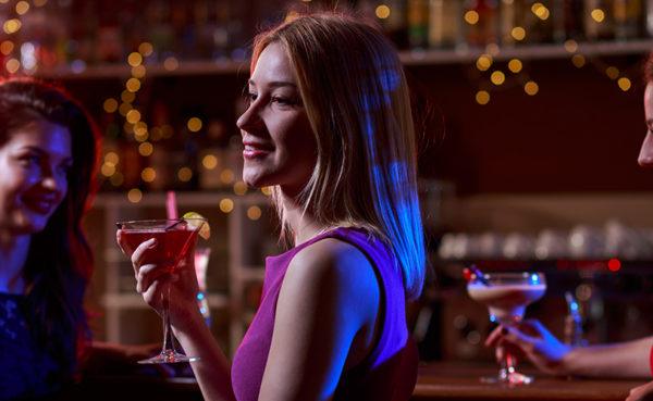 Learn the best techniques for how to talk to a woman at a bar without screwing it up