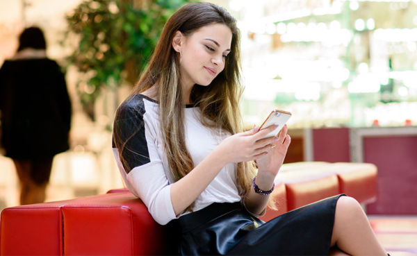 Woman using the best Phoenix dating apps