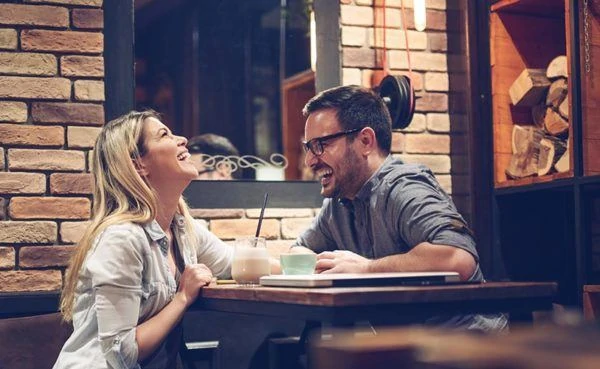 Man with glasses showing his pretty date how to be charming man