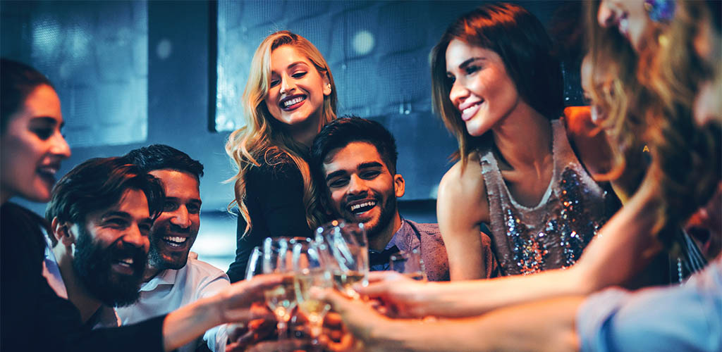 10 Places Guys Can Meet Women (Without Being A Total Creep About It)
