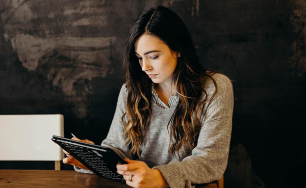 Using the best San Jose dating apps on her tablet