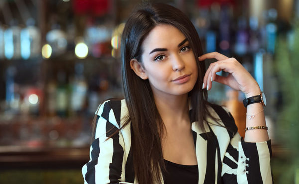 Beautiful young woman at a bar looking for Edmonton Alberta hookups