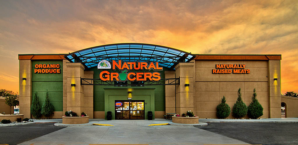 Exterior de Natural Grocers al atardecer