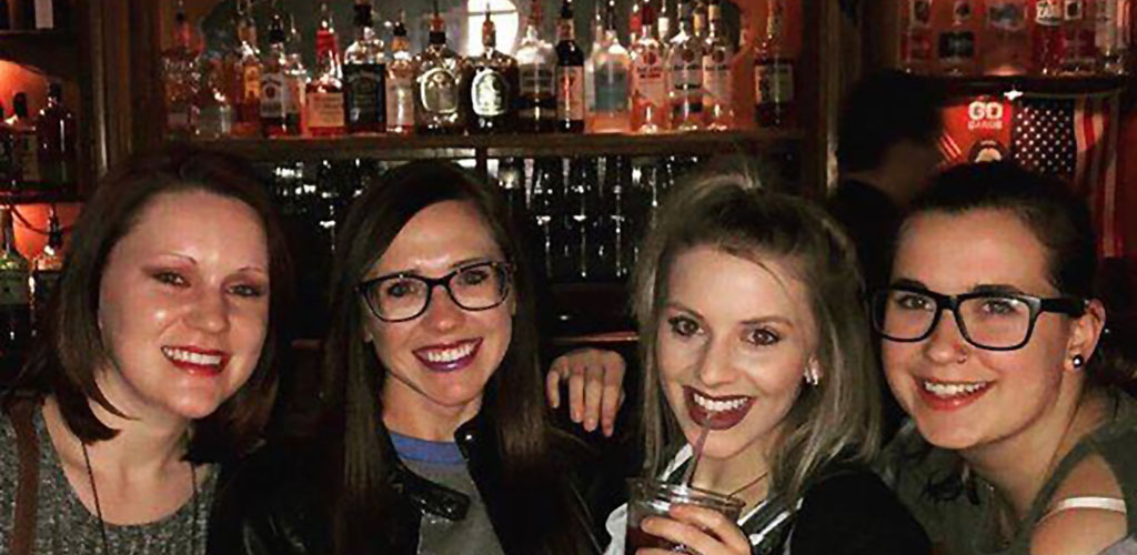 Four women who want to find a hookup in STL while drinking