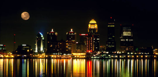 Nighttime in the city is the best time to meet BBW in Louisville Kentucky