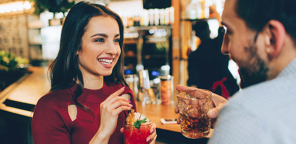 Hombre encantador que recoge chicas en el bar