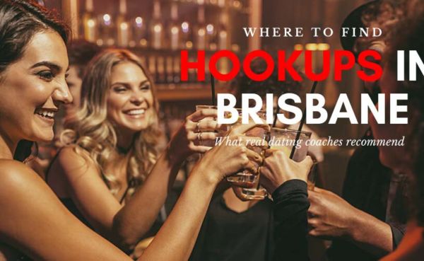 Friends on the hunt for Brisbane hookups at the club