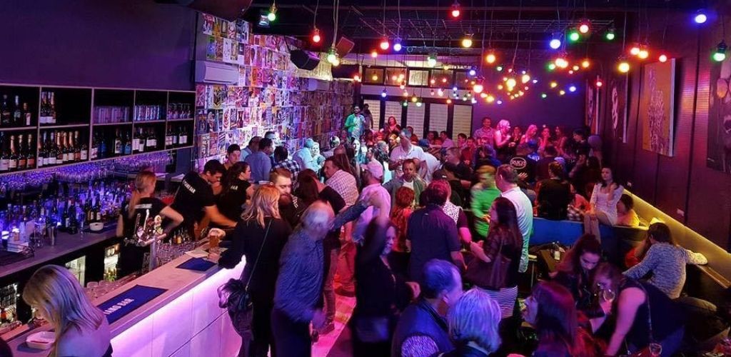 Geelong couples hooking up and drinking at Piano Bar Geelong