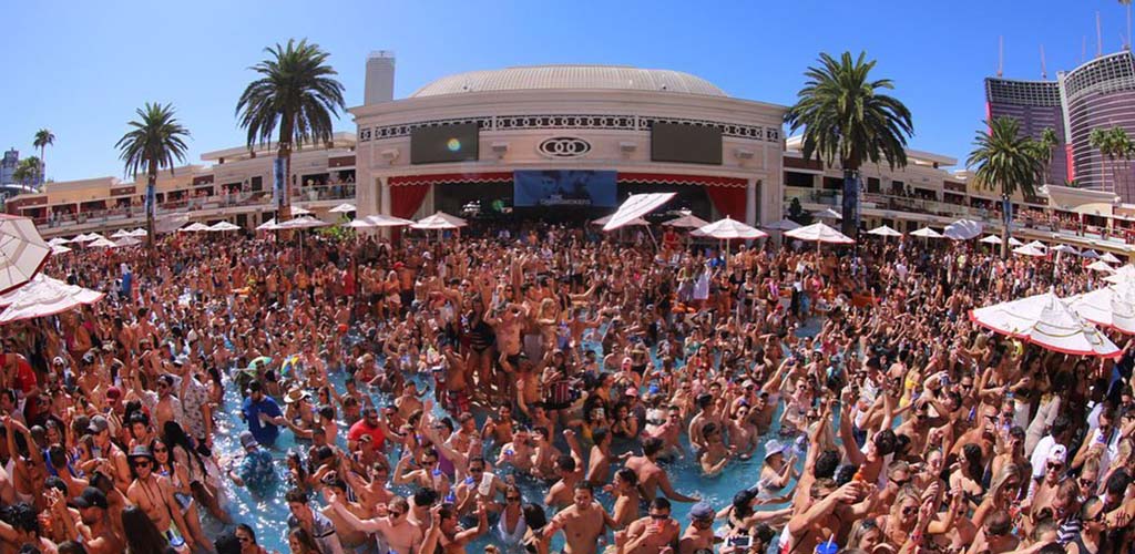 Lots of BBW in Las Vegas in the pool of Encore Beach Club