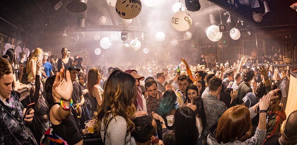 Los Angeles single women love to go out dancing at Sound Nightclub 