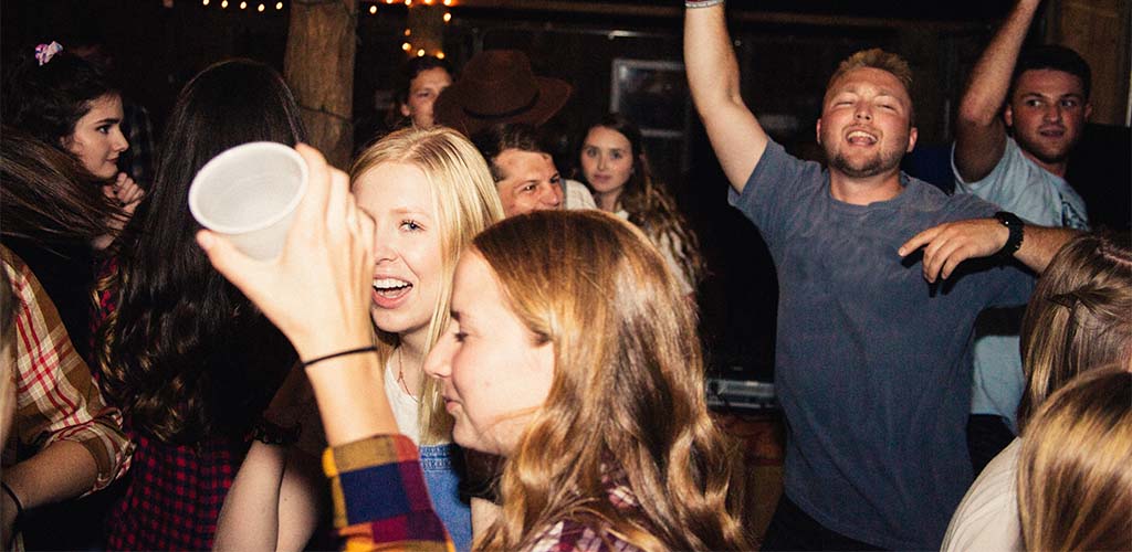 How to Flirt With a Girl at a Bar, According to Girls