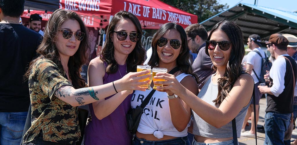  Ragazze che assaggiano diverse birre al Craft Beer Festival