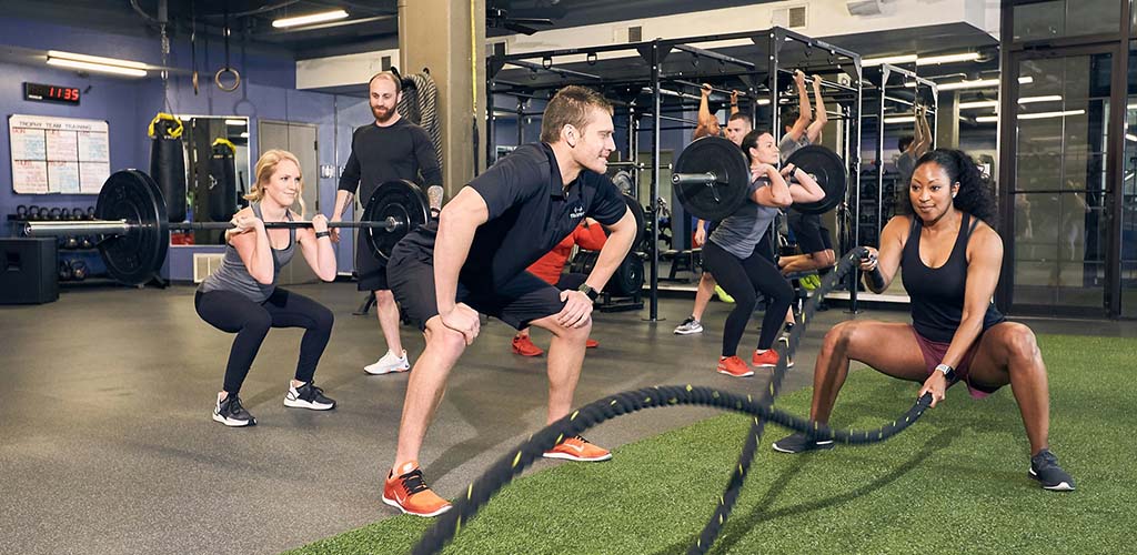 Personer der træner på Trophy Fitness