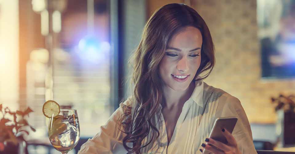 Using the best Henderson dating apps and sites while having dinner