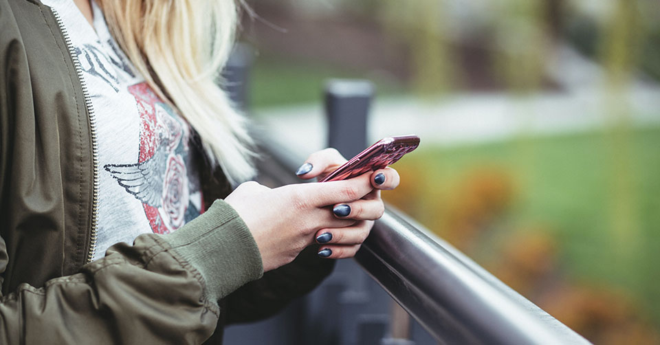Using dating apps to find a date