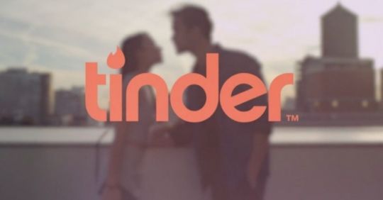 Man talking to a woman he met on Tinder