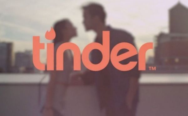 Man talking to a woman he met on Tinder