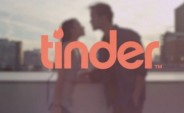 Man talking to a woman he met on Tinder