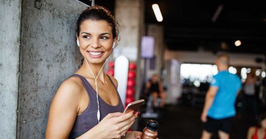 A hot woman trying Illinois dating apps at the gym