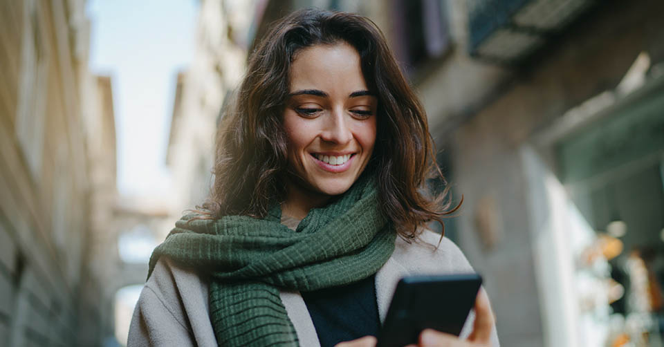 A woman in a green scarf trying out Wisconsin dating apps for the first time