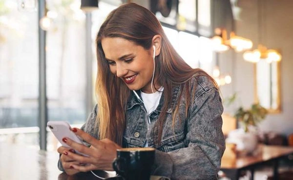 A woman in a coffee shop using Modesto dating apps to get a date