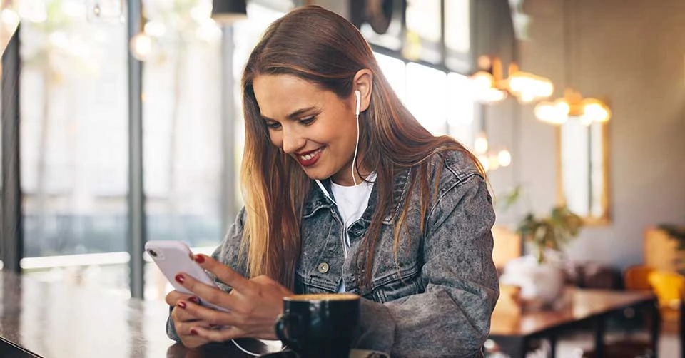 A woman in a coffee shop using Modesto dating apps to get a date