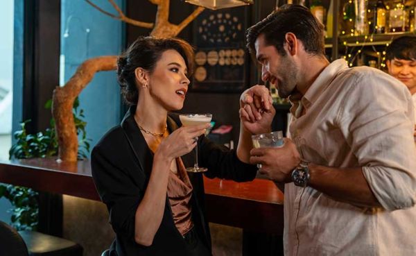Dating in Miami by meeting women at bars