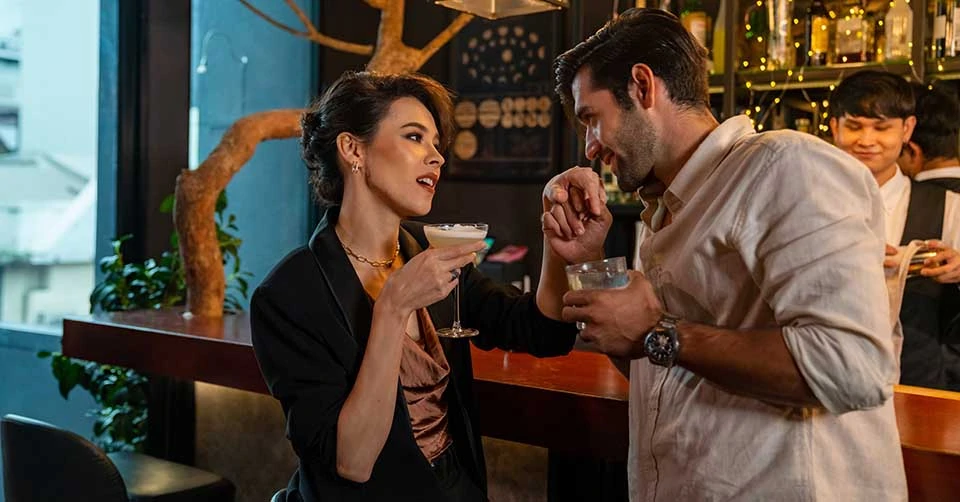 Dating in Miami by meeting women at bars