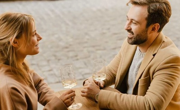 A couple drinking white wine while dating in Louisville