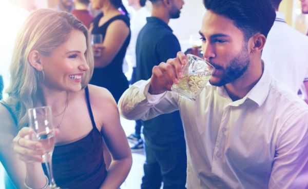 A man using fractionation seduction to attract a woman at a bar