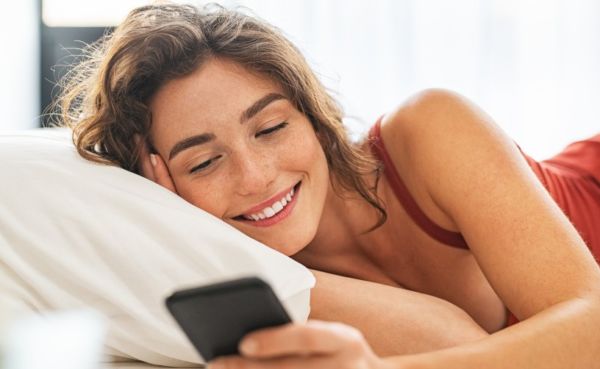 A hot woman receiving a flirty good morning text
