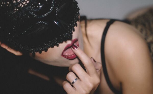 Anonymous profile settings showing visibility and photo blurring controls